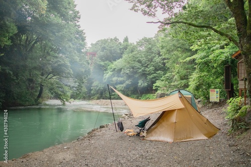 川辺でキャンプ