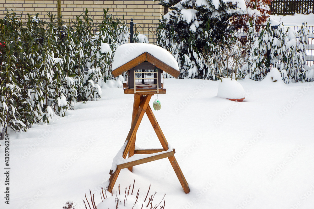 Verschneites Vogelhaus im Garten Verschneites Vogelhaus im Garten