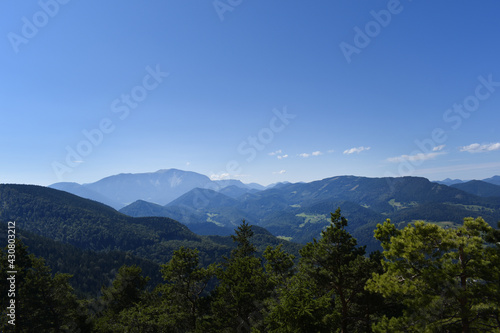 Landschaft mit Bergen und Wald  menschenleer  blauer Himmel mit Wolken  dunstig