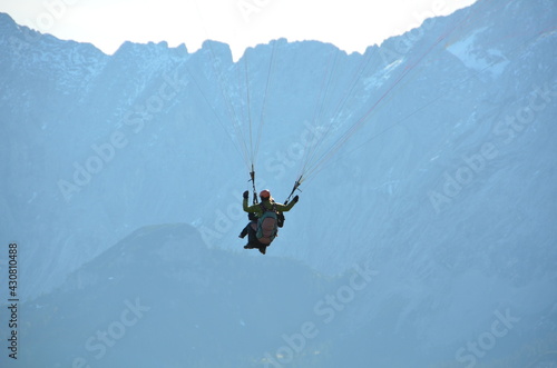 Zugspitze Tadem fliegen mit dem Gleitschirm photo