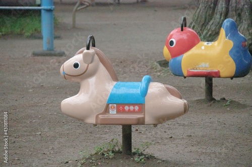 ゆらゆら揺れる公園の遊具