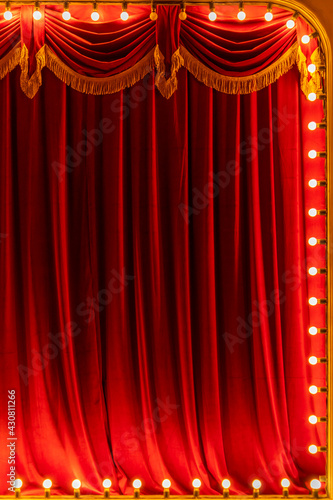 Obraz na płótnie Theater red curtain and neon lamp around border w salonie