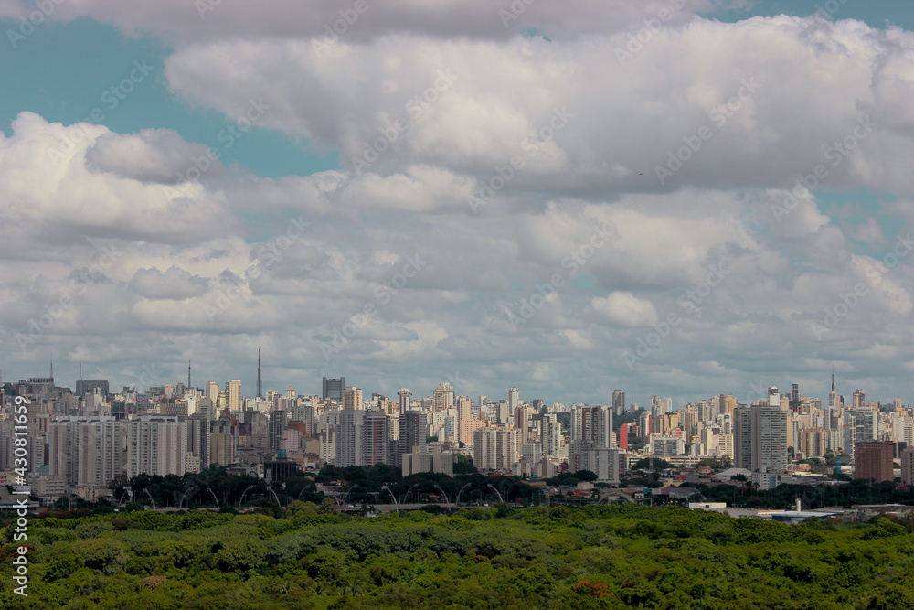 Fototapeta premium Cityscape with blue sky on a sunny day