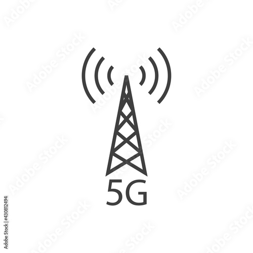 Logotipo de red inalámbrica o wifi de alta velocidad. Texto 5G con torre de antena con olas de color gris