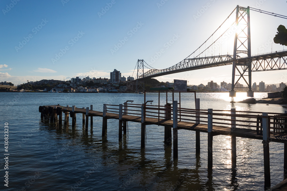 ponte, mar, céu, pôr-do-sol, doca e a paisagem  de Florianopolis, Ponte Hercílio Luz, Florianópolis, Santa Catarina, Brasil