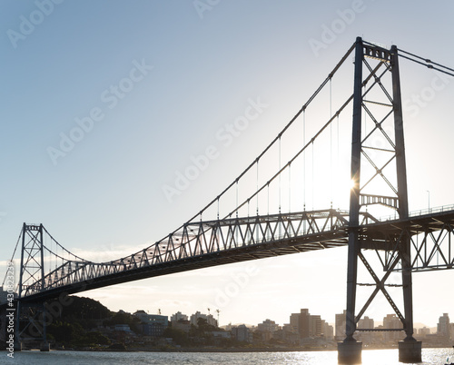 Estrutura na contraluz da Ponte Hercílio Luz da cidade de Florianópolis, Santa Catarina, Brasil, florianopolis 