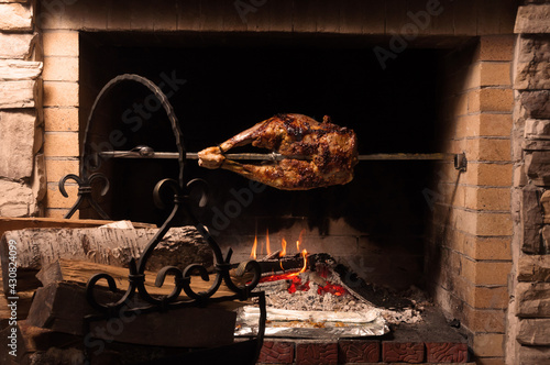 Konstfotografi the back of a lamb on a spit with a glass of brandy