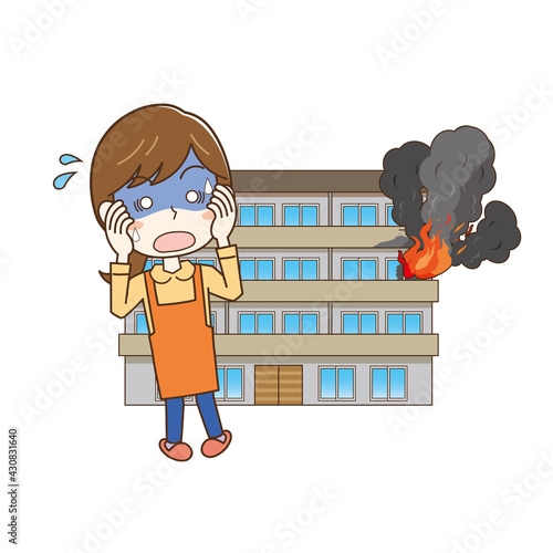 自宅マンションの火事にショックを受ける女性