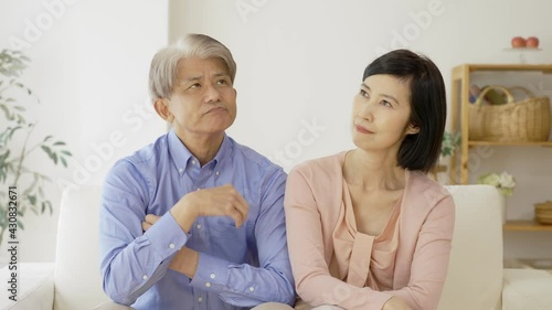 Wallpaper Mural 考え事をする中高年夫婦 Torontodigital.ca