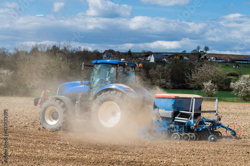 Traktor mt Sämaschine auf einem Acker photo