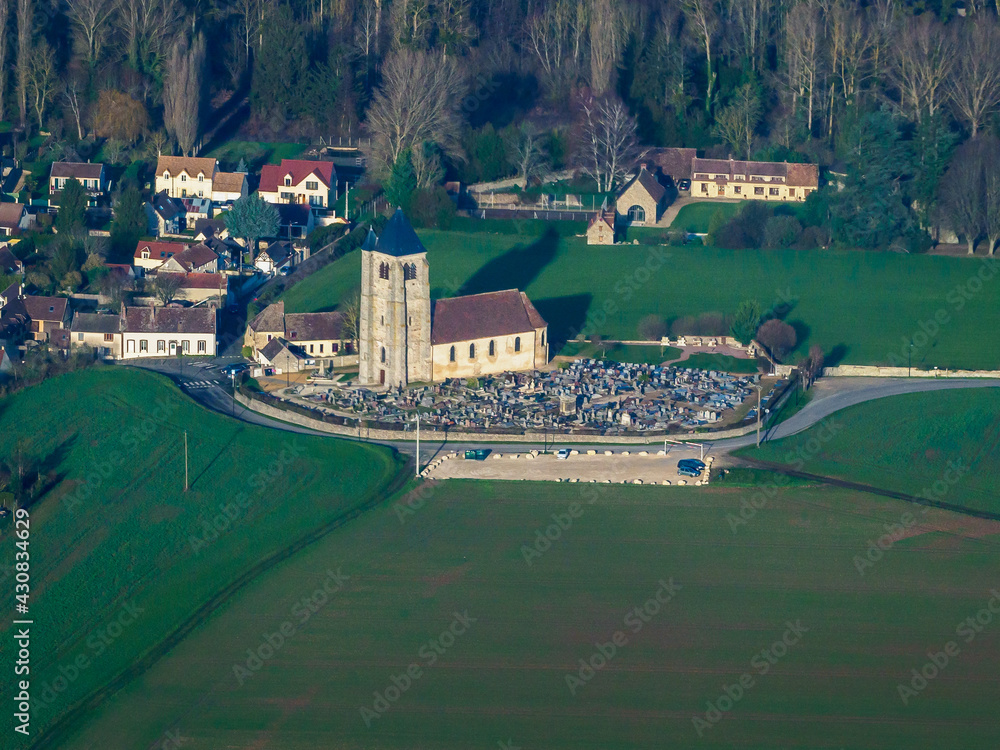 vue aérienne de l'église de Hanches en Eure-et-Loir en France