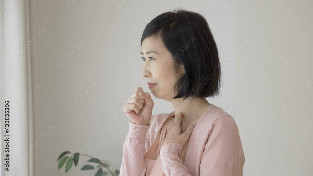 咳をするシニア女性 咳をするシニア女性