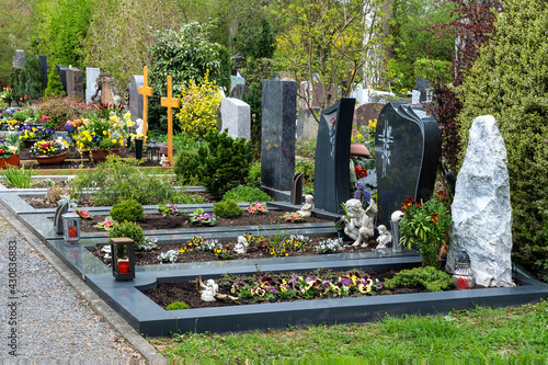 Cuadro en lienzo Gräber auf einem Friedhof