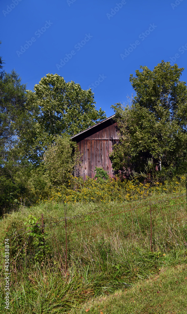 Hidden Wooden Barn in Tennessee Countryside Hidden Wooden Barn in Tennessee Countryside