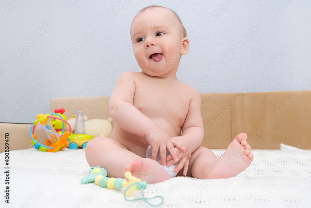 babys milk teeth are erupting, the gums itch. babys milk teeth are erupting, the gums itch.