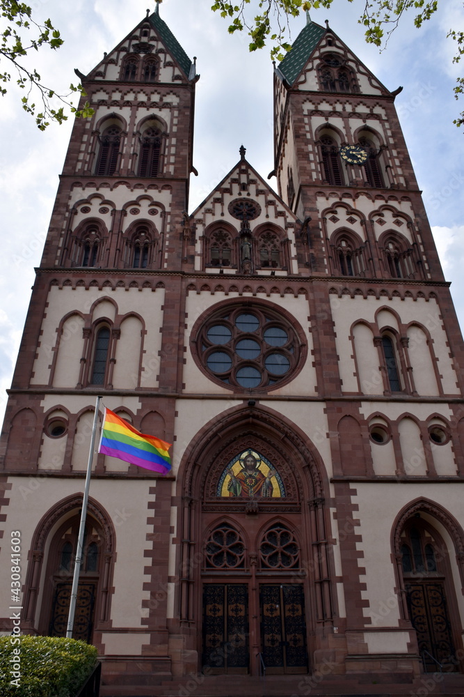 Kirche in Freiburg zeigt Flagge gegen Homophobie