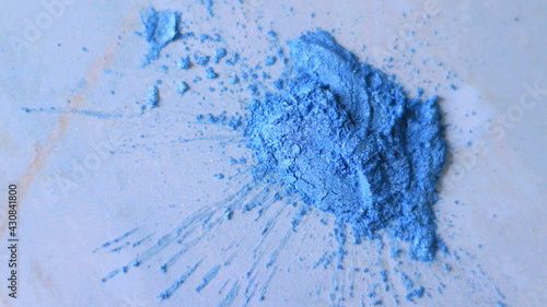 Poudre bleue éparpillée sur une table en marbre