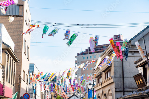 川越 大正浪漫夢通り商店街に並ぶ鯉のぼり  © nikomani