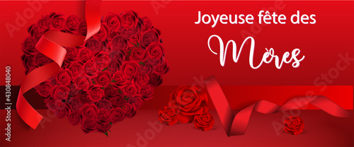 carte ou bandeau sur une Joyeuse Fête des Mères en blanc avec à côté un bouquet de rose rouge en forme de coeur et un ruban et en dessous des roses rouge et un ruban sur un fond rouge en dégradé