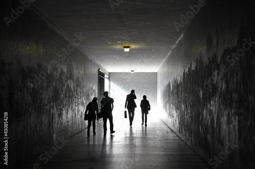 personas paseando por un tunel subterraneo 6847-as21
 photo