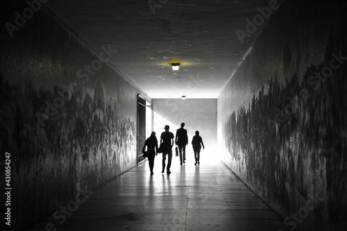 personas paseando por un tunel subterraneo 6850-as21
 photo