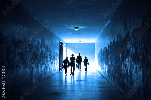 personas paseando por un tunel subterraneo azul 6850-aas21
 photo