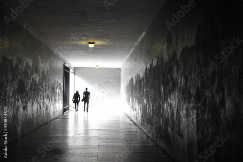 personas paseando pareja por un tunel subterraneo  6856-as21
 photo