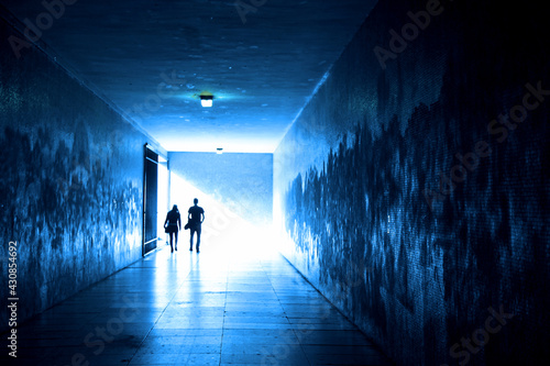 personas paseando pareja por un tunel subterraneo azul 6856-aas21
 photo