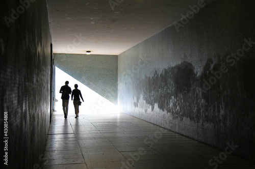 personas paseando pareja por un tunel subterraneo 6863-as21
 photo