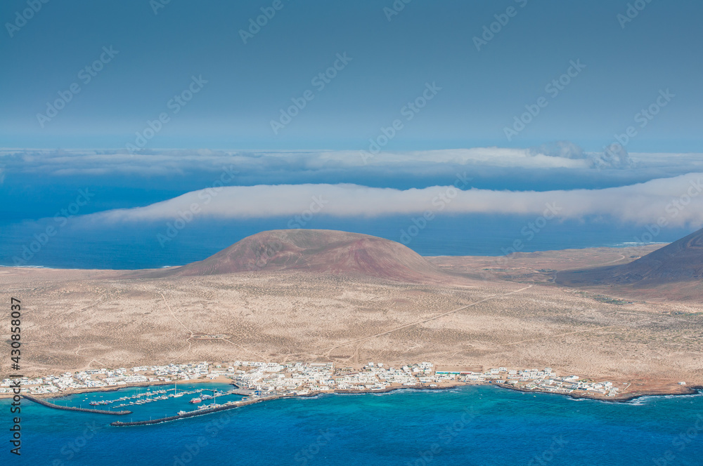 Paysage de l'ile volcanique de Lanzarote avec les concressions de laves, la mer , les cories, et les volcans à l'horizon au milieu de l' ocean atlantique