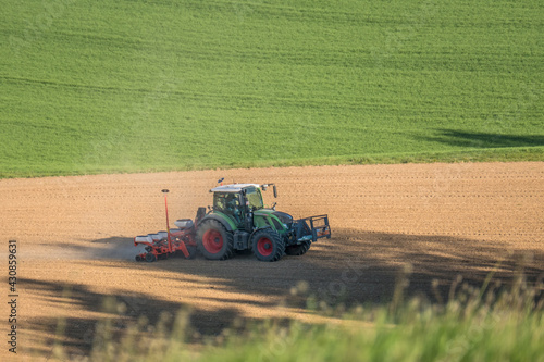 Traktor bei der Arbeit auf dem Feld © focus finder