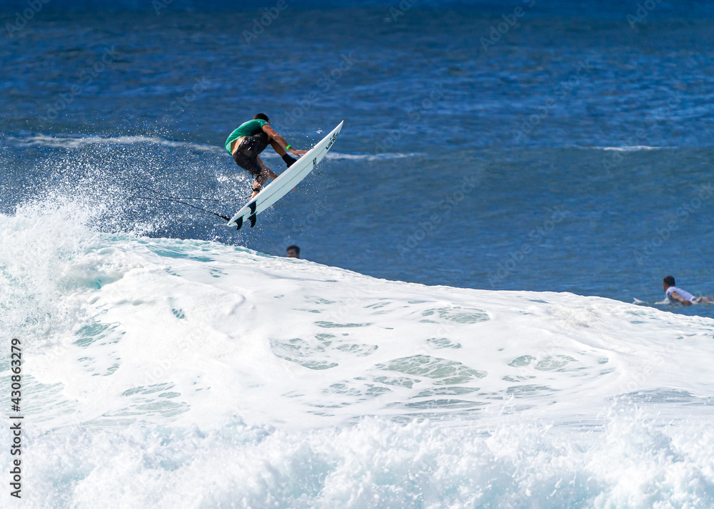 Naklejka premium north shore surfer