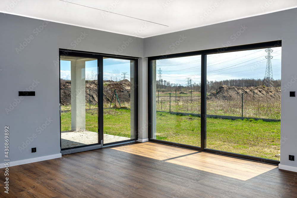 Large terrace windows overlooking the garden, the view from inside the living room on the floor are vinyl panels. Large terrace windows overlooking the garden, the view from inside the living room on the floor are vinyl panels.