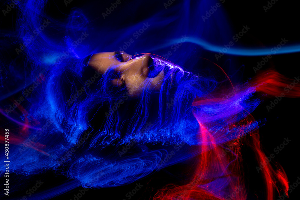 Obraz premium lightpainting portrait, new art direction, long exposure photo without photoshop, light drawing at long exposure 