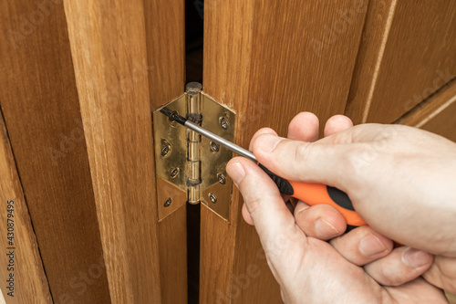 Canvas-taulu indoors door loop repair or fix