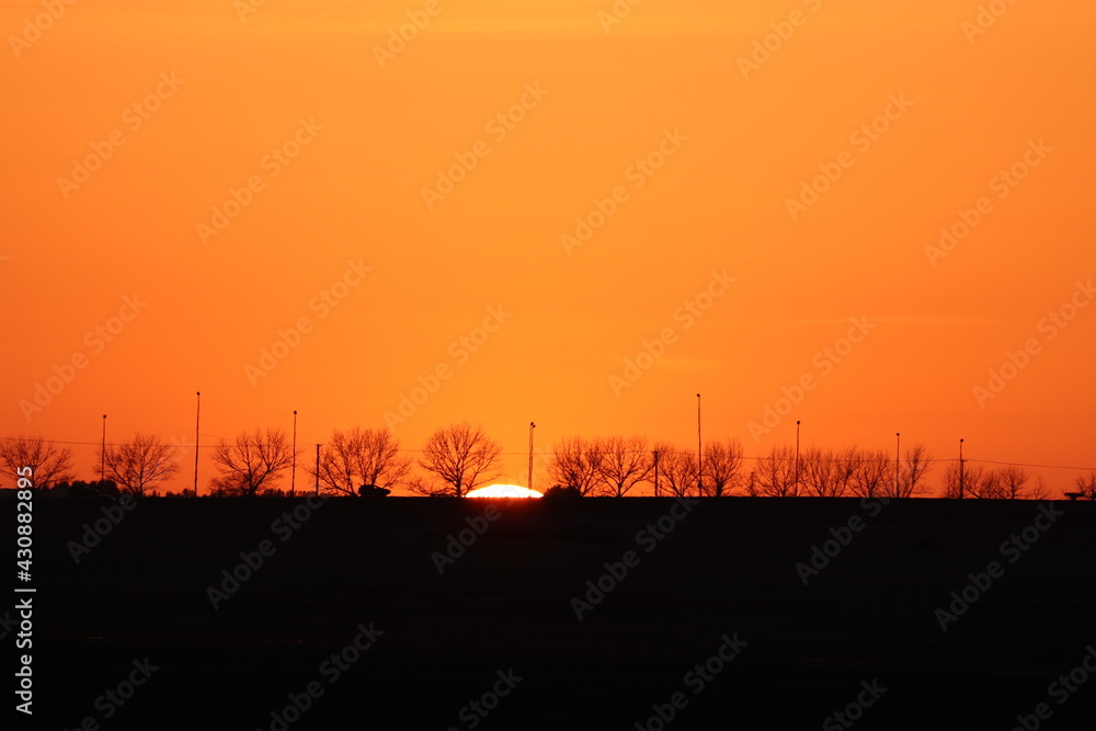 Obraz premium A colorful sunset just outside of Saskatoon Saskatchewan