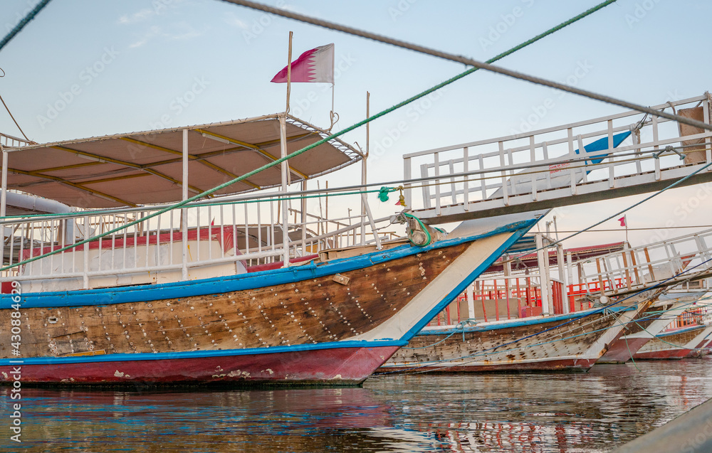 Obraz premium Traditional dhows parked together in Doha Corniche.
