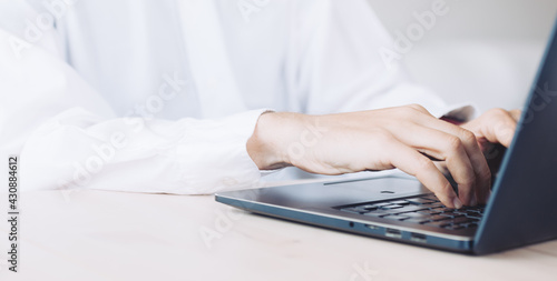 Programador informático mano escribiendo en el teclado, concepto de negocio de tecnología, de cerca, espacio de copia