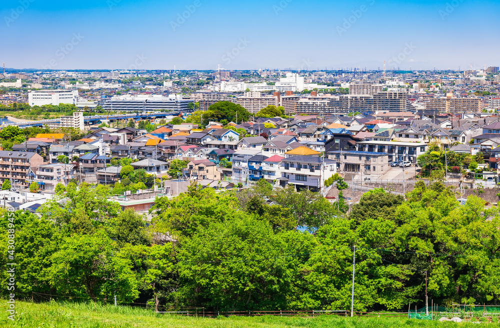 青空が広がる郊外の住宅地