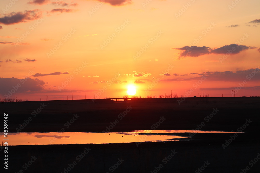 Fototapeta premium A colorful sunset just outside of Saskatoon, Saskatchewan, Canada