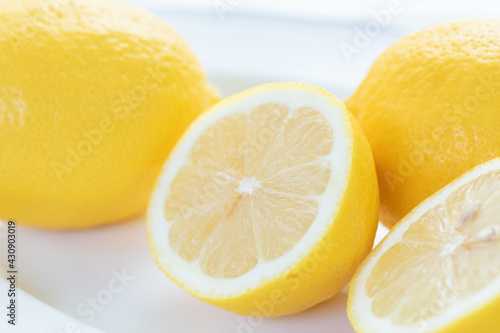 シンプルなお皿に並べたカットレモン