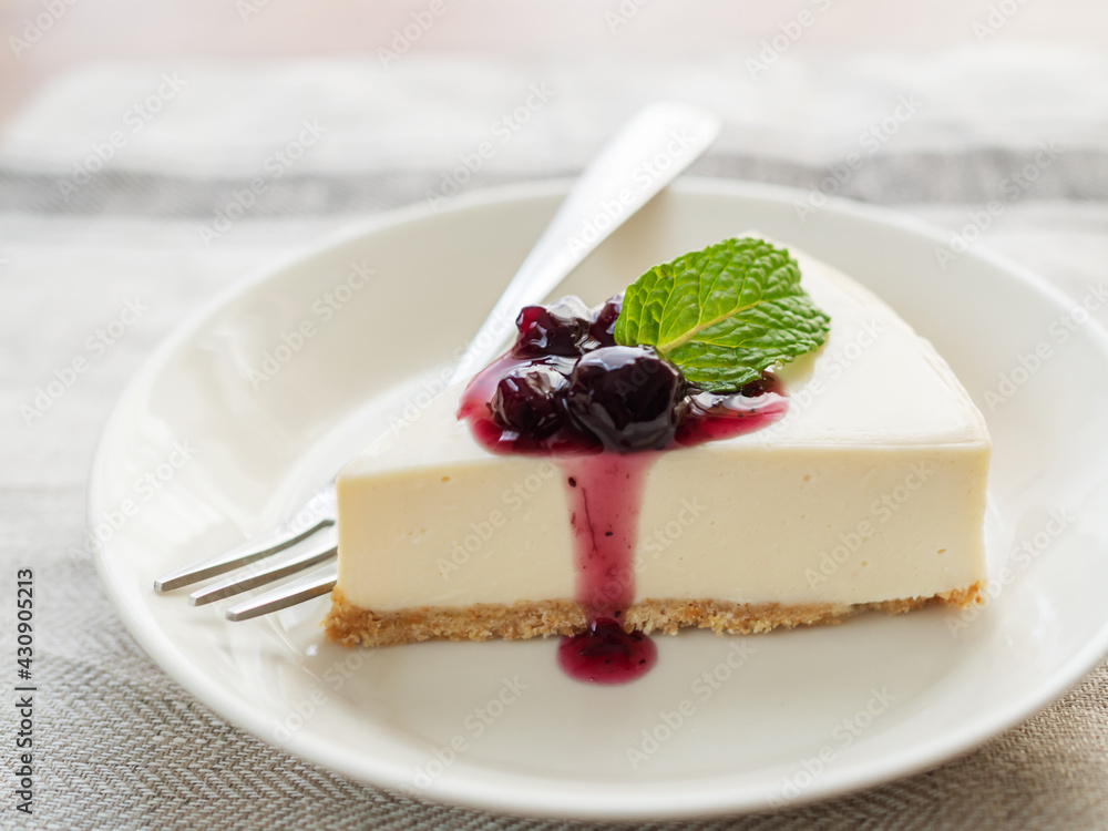 ブルーベリーソースをかけたレアチーズケーキ Stock Foto Adobe Stock ブルーベリーソースをかけたレアチーズケーキ Stock Foto Adobe Stock