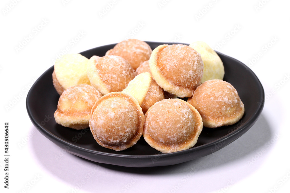 皿に盛った鈴カステラ 皿に盛った鈴カステラ