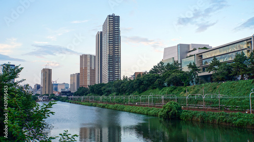 空高くそびえる高層ビルと東京、外濠沿いに走る線路