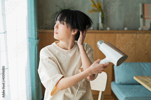Plakat w ramie ドライヤーで髪を乾かす女性