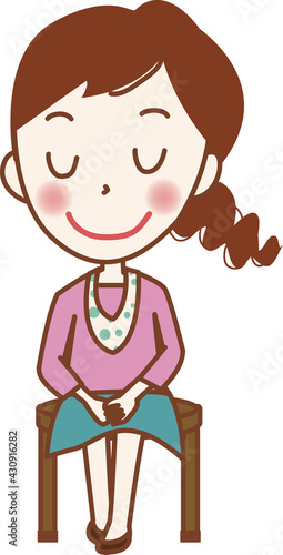 椅子に座って話を聞いている若い女性。