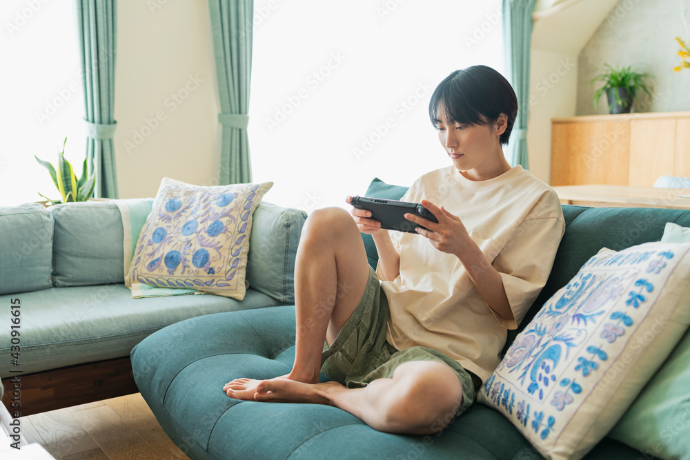 Obraz premium ゲームで遊ぶ女性
