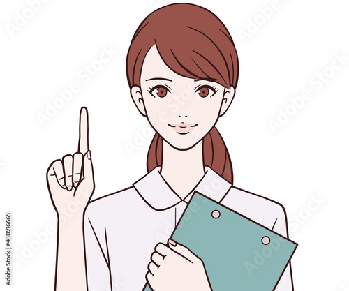バインダーを持ち、人差し指を立てる看護師