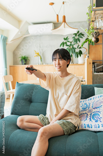 リビングでテレビを見る女性 photo