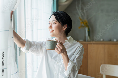Bild auf Leinwand リモートワーク中に休憩する女性